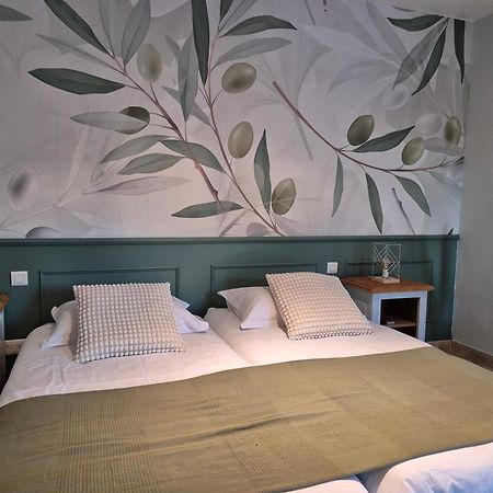 Bed and Breakfast Domaine Les Gendalis Saint-Saturnin-les-Avignon Екстер'єр фото