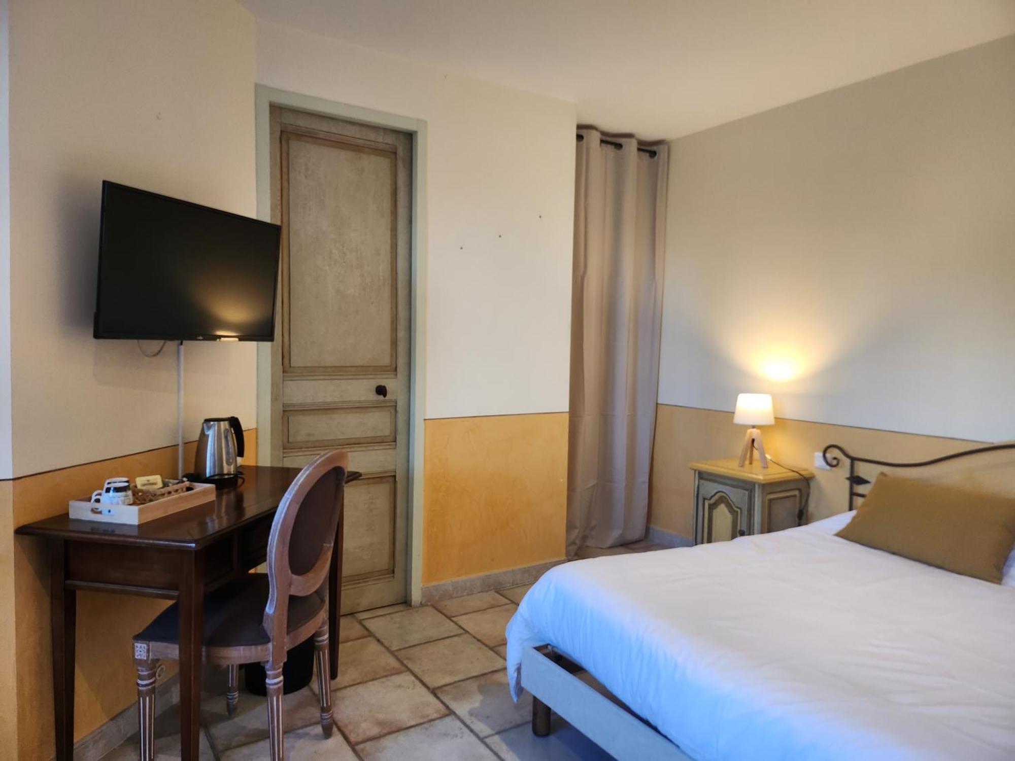 Bed and Breakfast Domaine Les Gendalis Saint-Saturnin-les-Avignon Екстер'єр фото