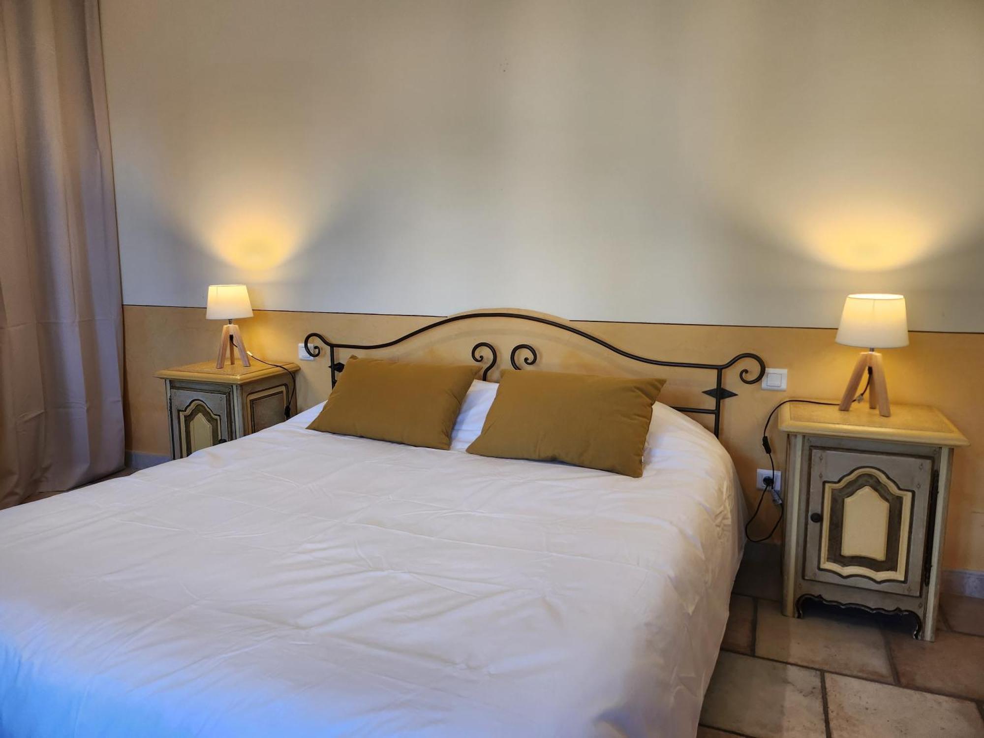 Bed and Breakfast Domaine Les Gendalis Saint-Saturnin-les-Avignon Екстер'єр фото