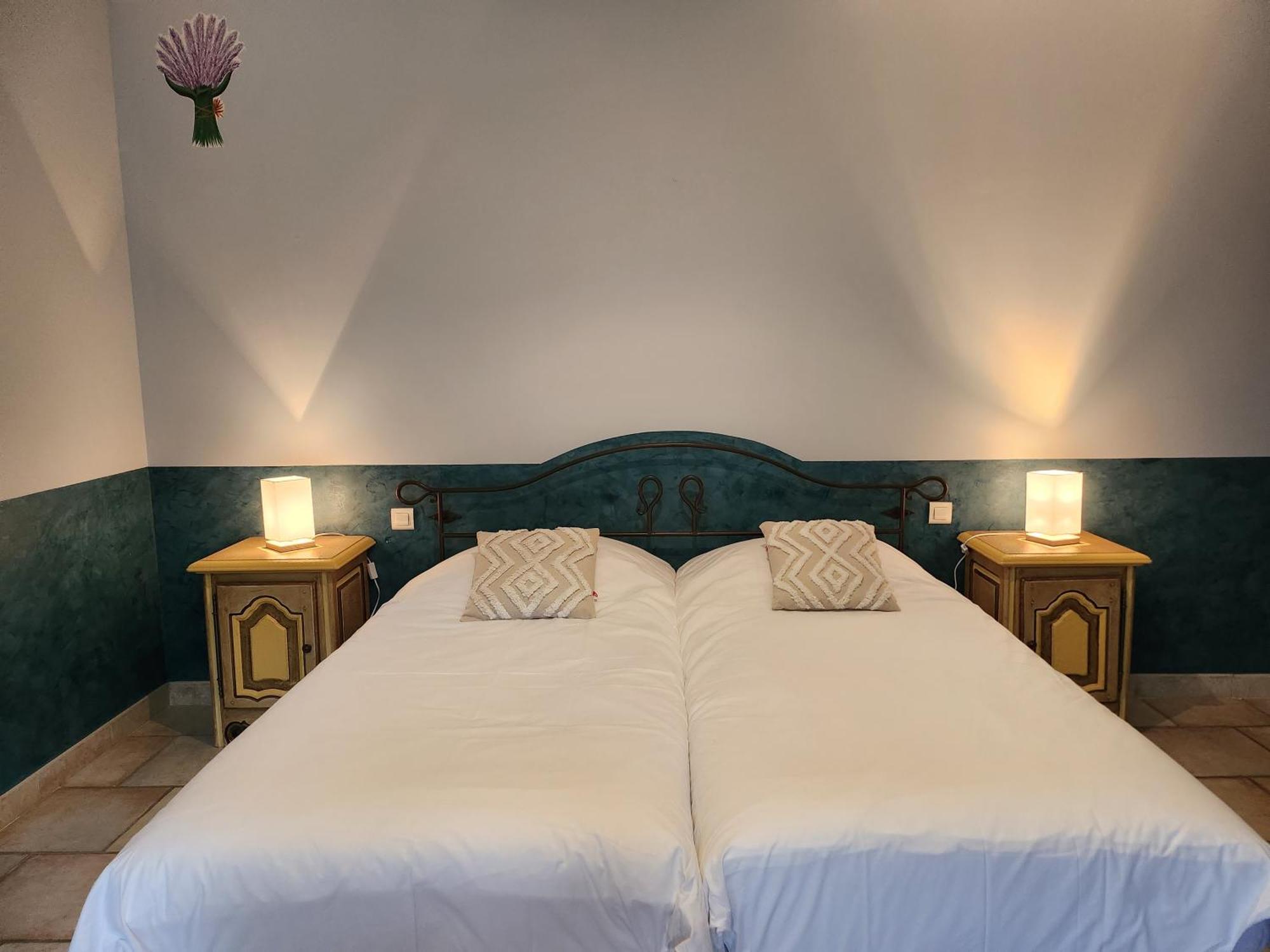 Bed and Breakfast Domaine Les Gendalis Saint-Saturnin-les-Avignon Екстер'єр фото
