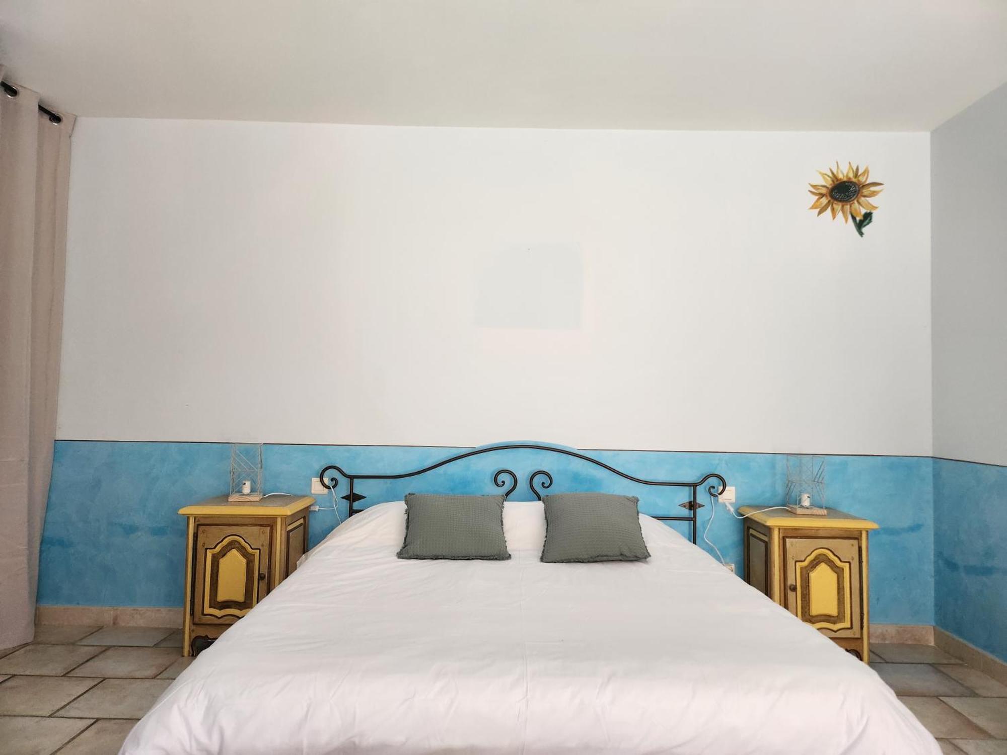 Bed and Breakfast Domaine Les Gendalis Saint-Saturnin-les-Avignon Екстер'єр фото
