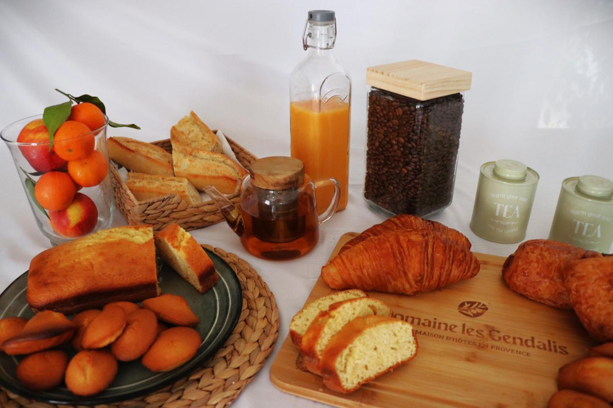 Bed and Breakfast Domaine Les Gendalis Saint-Saturnin-les-Avignon Екстер'єр фото