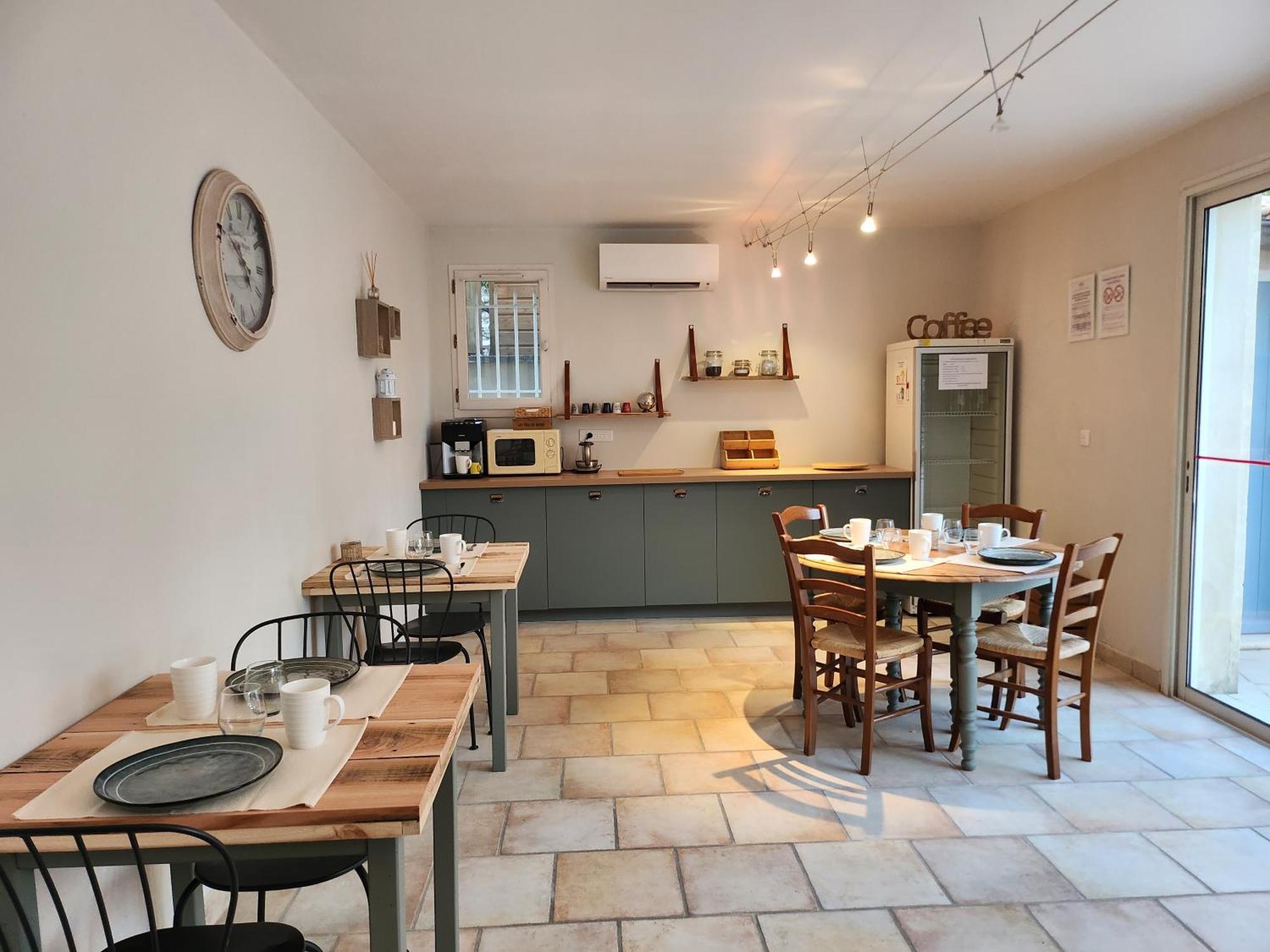 Bed and Breakfast Domaine Les Gendalis Saint-Saturnin-les-Avignon Екстер'єр фото
