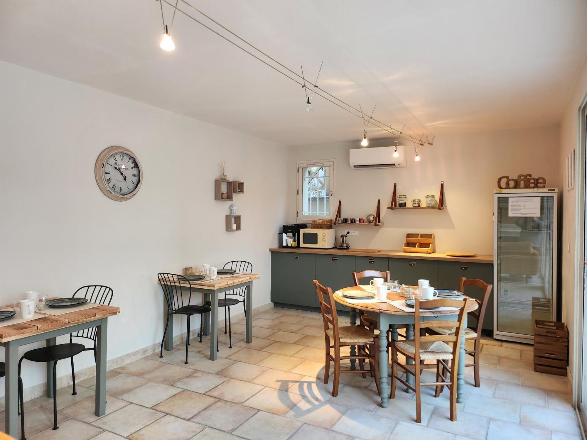 Bed and Breakfast Domaine Les Gendalis Saint-Saturnin-les-Avignon Екстер'єр фото