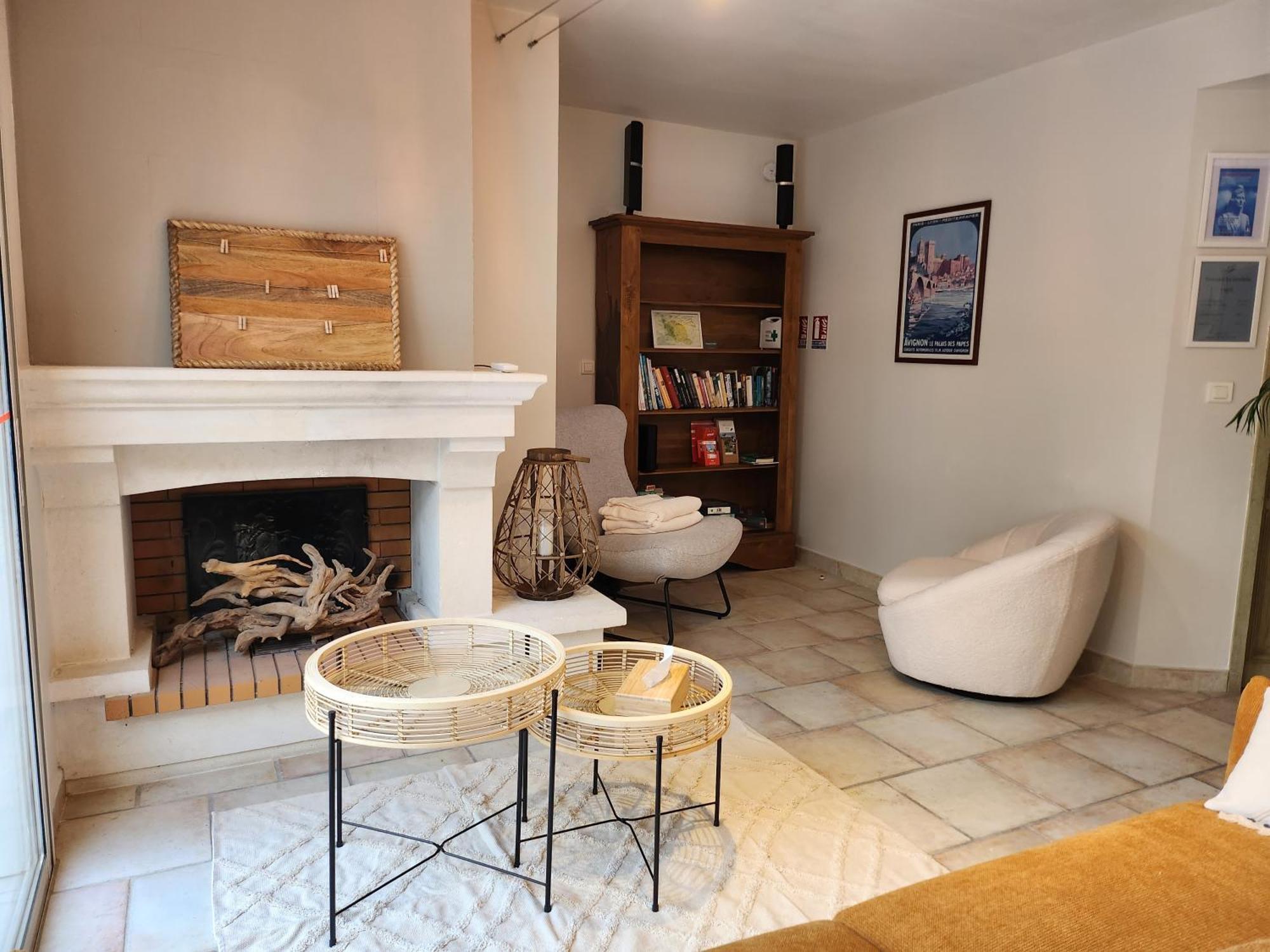 Bed and Breakfast Domaine Les Gendalis Saint-Saturnin-les-Avignon Екстер'єр фото