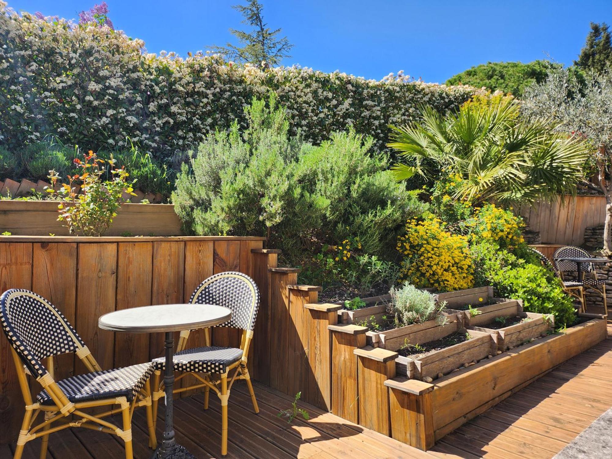 Bed and Breakfast Domaine Les Gendalis Saint-Saturnin-les-Avignon Екстер'єр фото