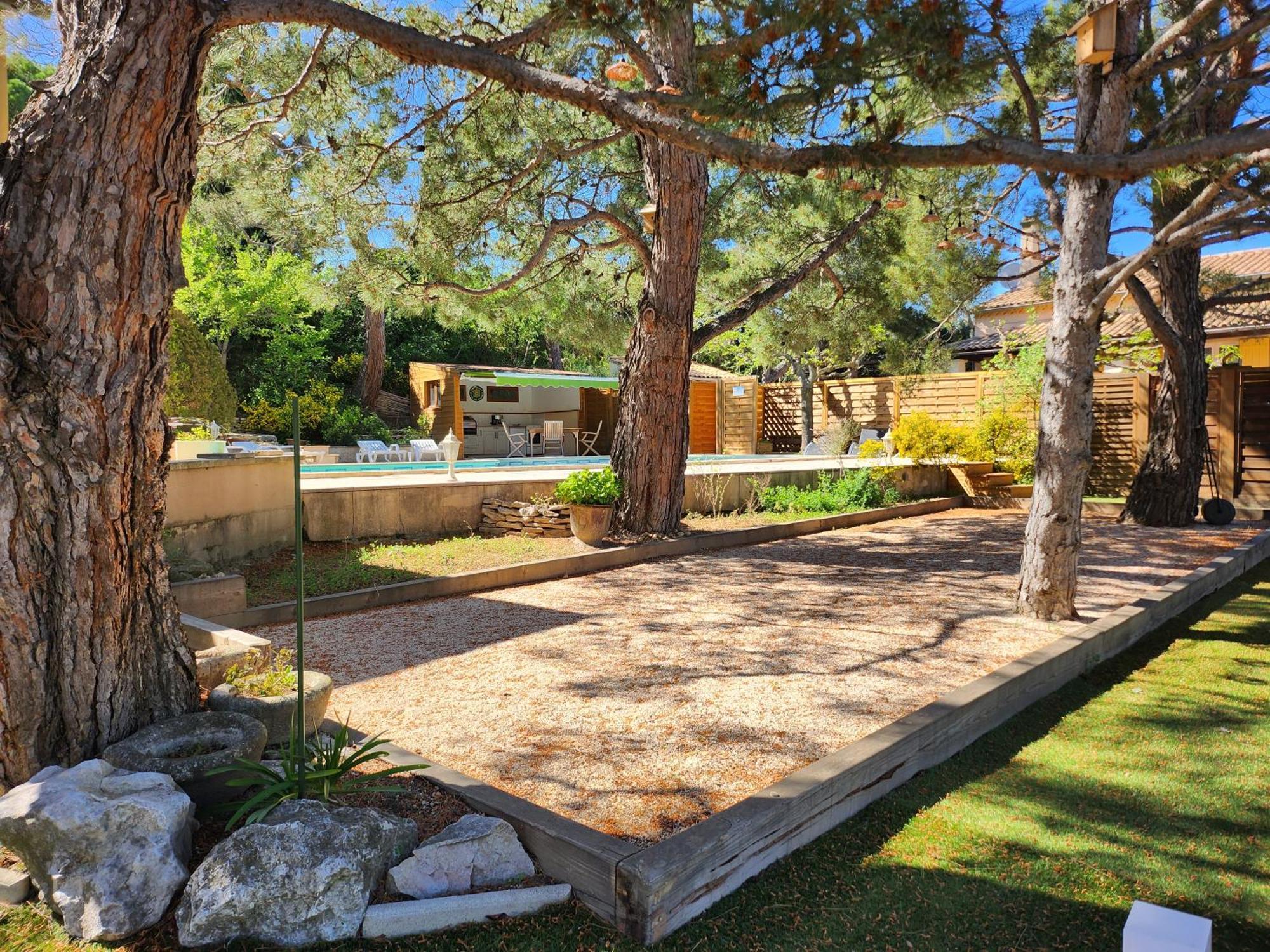 Bed and Breakfast Domaine Les Gendalis Saint-Saturnin-les-Avignon Екстер'єр фото
