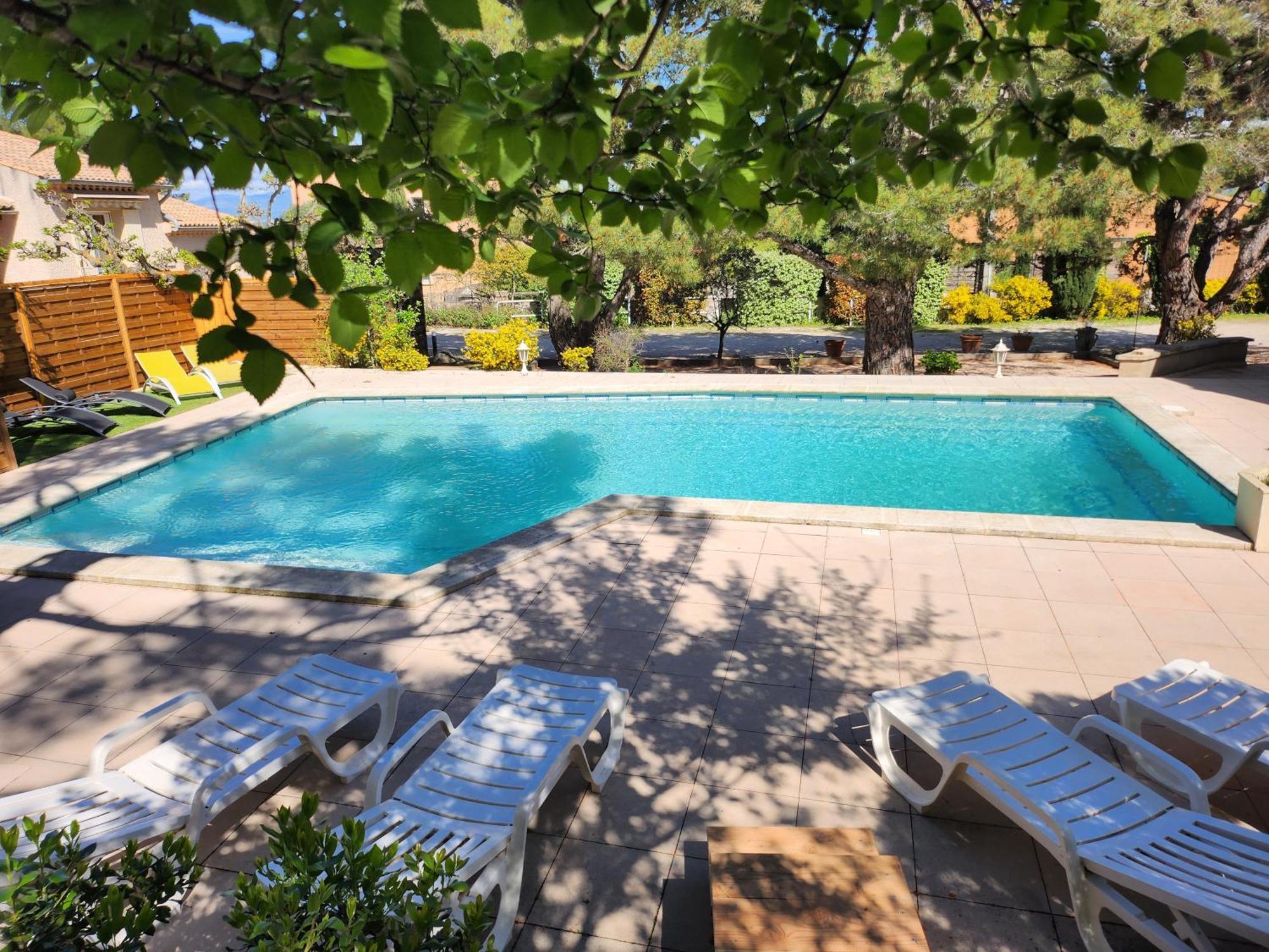 Bed and Breakfast Domaine Les Gendalis Saint-Saturnin-les-Avignon Екстер'єр фото