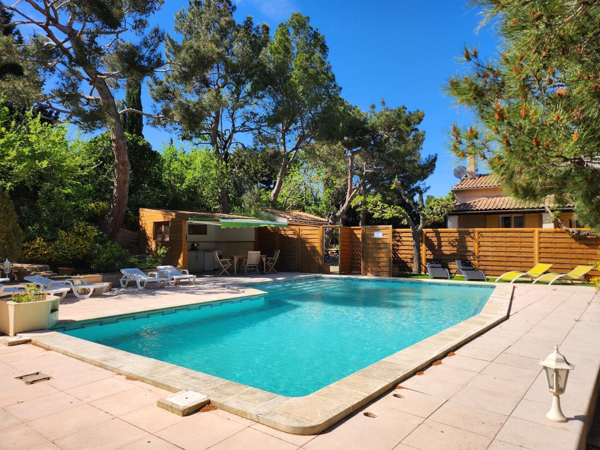 Bed and Breakfast Domaine Les Gendalis Saint-Saturnin-les-Avignon Екстер'єр фото
