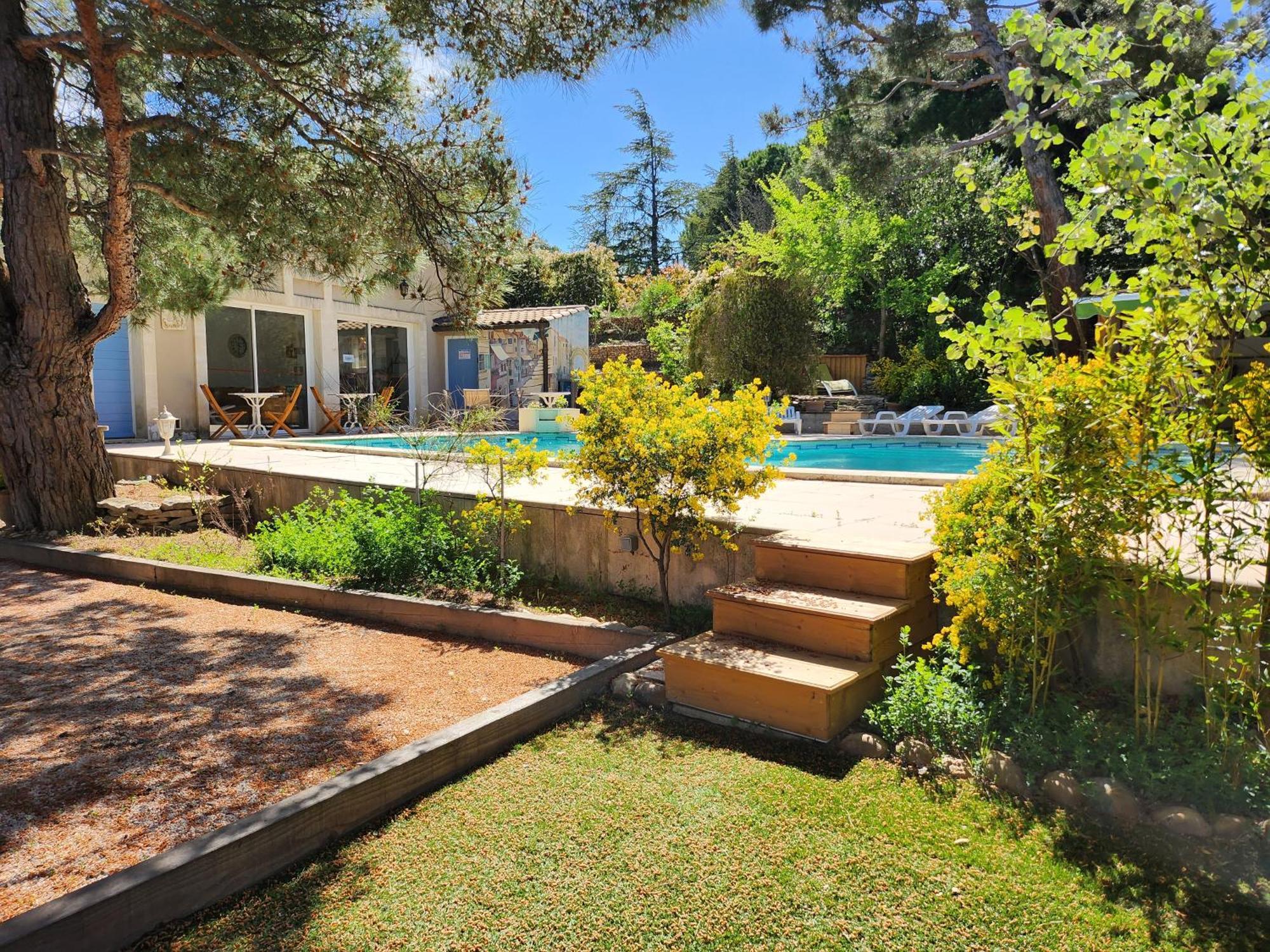 Bed and Breakfast Domaine Les Gendalis Saint-Saturnin-les-Avignon Екстер'єр фото