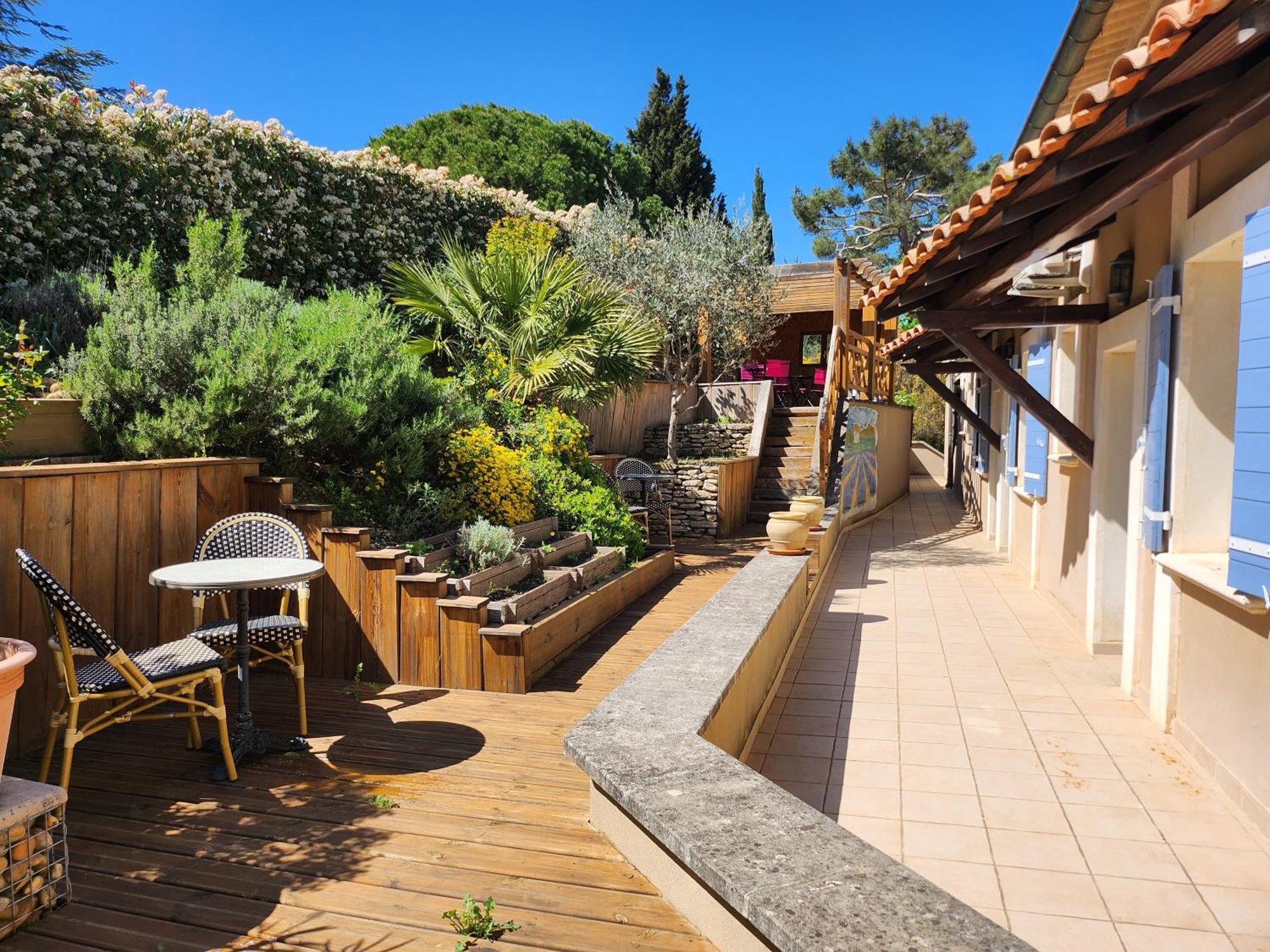 Bed and Breakfast Domaine Les Gendalis Saint-Saturnin-les-Avignon Екстер'єр фото