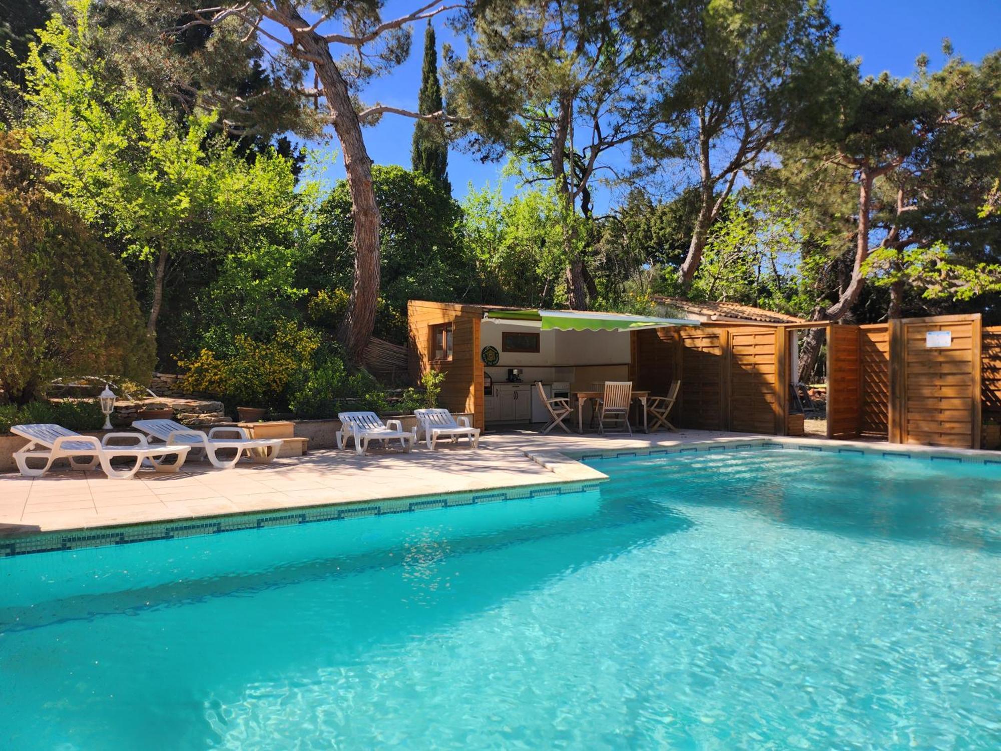 Bed and Breakfast Domaine Les Gendalis Saint-Saturnin-les-Avignon Екстер'єр фото