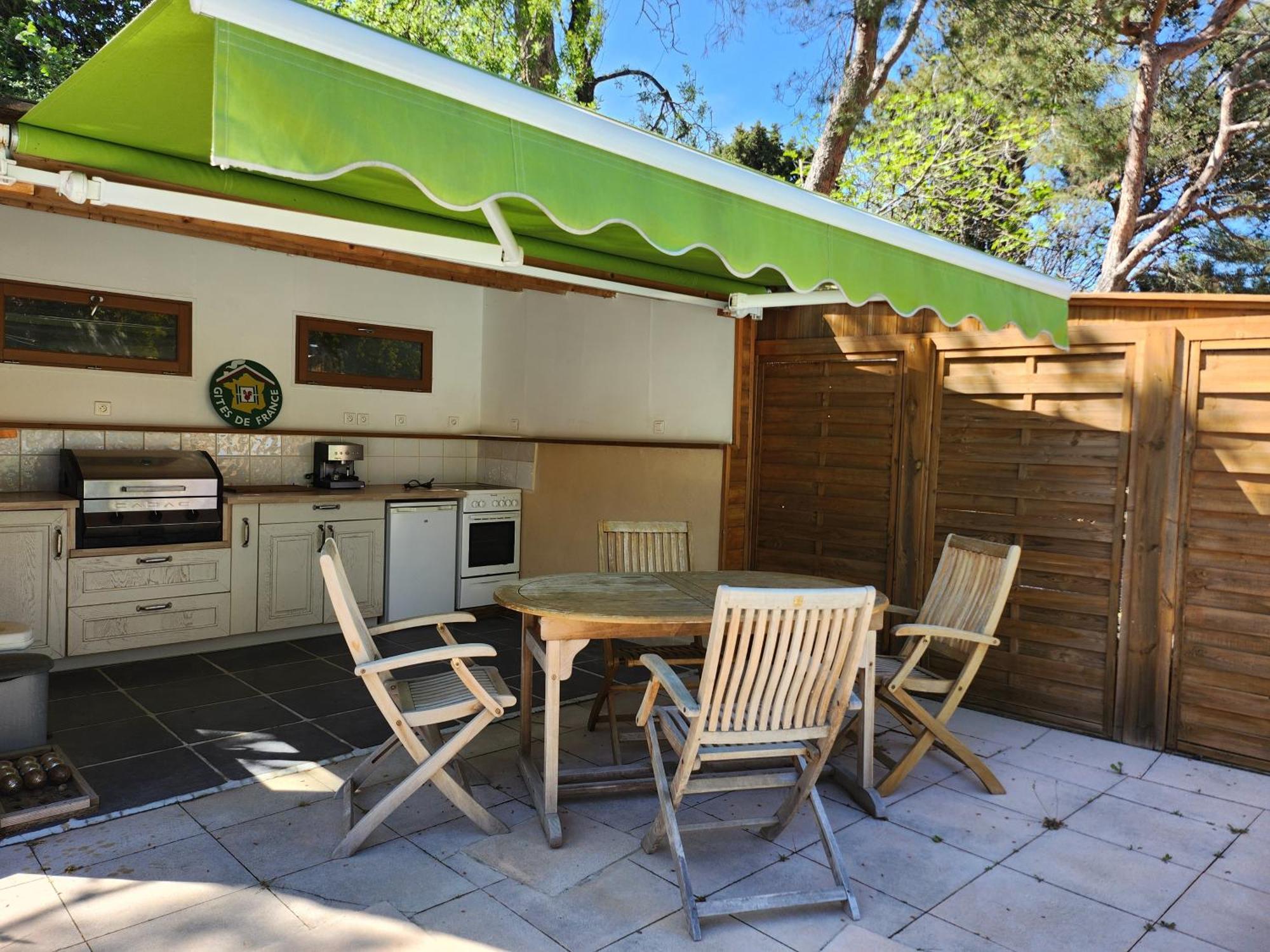 Bed and Breakfast Domaine Les Gendalis Saint-Saturnin-les-Avignon Екстер'єр фото