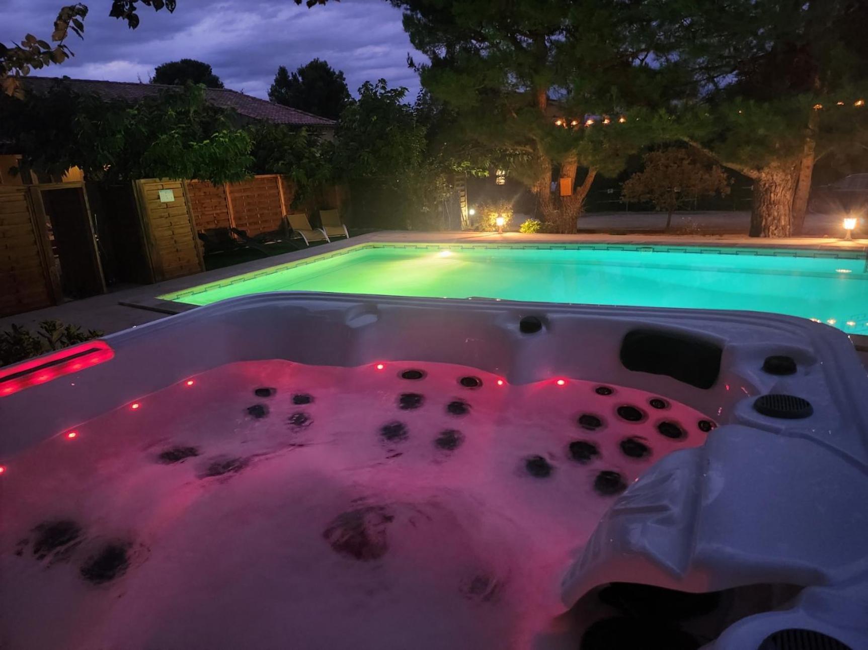 Bed and Breakfast Domaine Les Gendalis Saint-Saturnin-les-Avignon Екстер'єр фото
