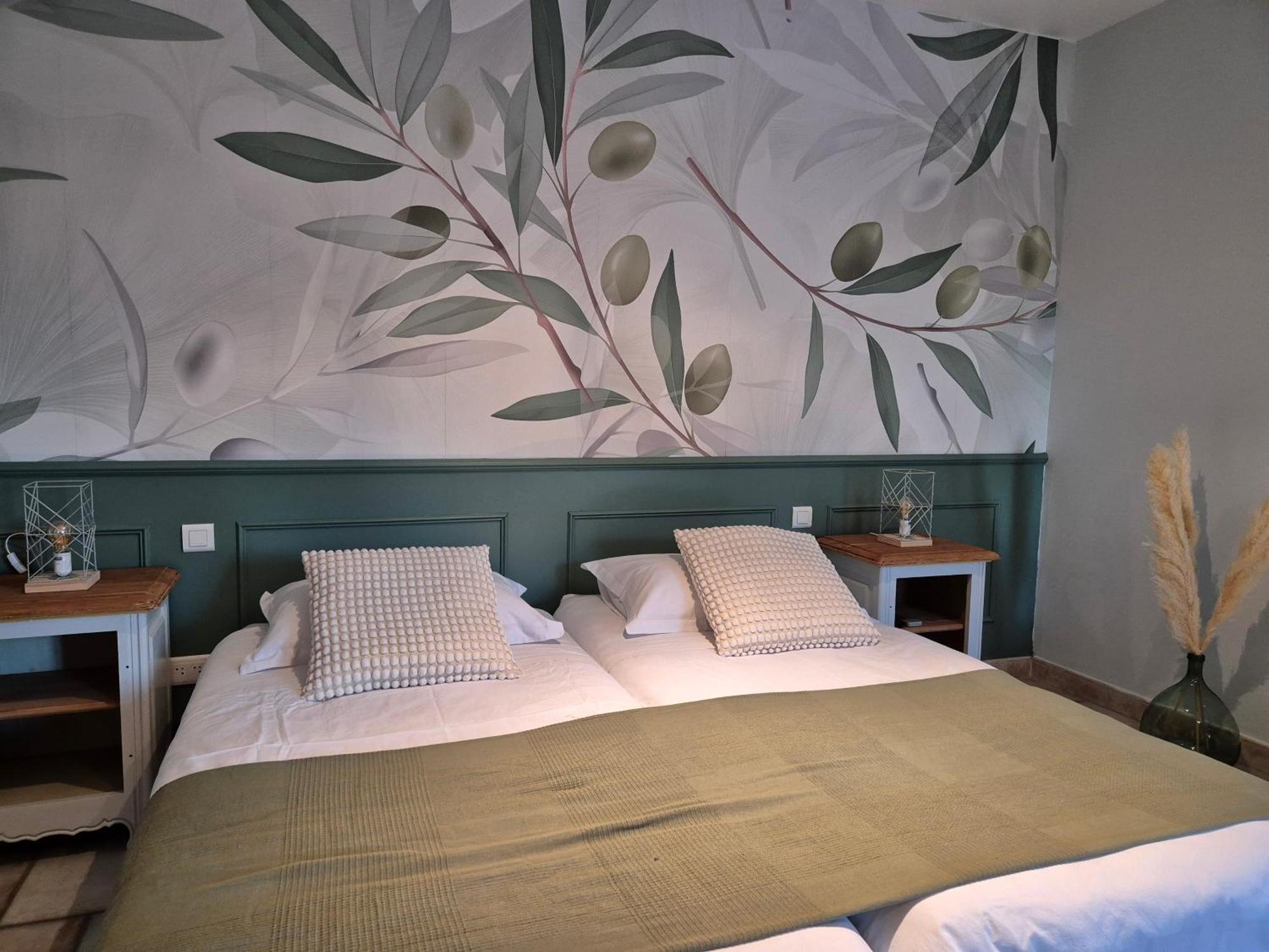 Bed and Breakfast Domaine Les Gendalis Saint-Saturnin-les-Avignon Екстер'єр фото